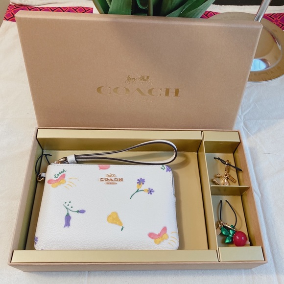Coach Boxed Corner Zip Wristlet With Dreamy Veggie Print - Picture 8 of 9